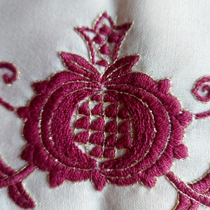  Párnahuzat úrihímzéssel - otthon & életmód - dekoráció - dísztárgy - Meska.hu