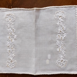 Kis terítő szett úrihímzéssel - otthon & életmód - lakástextil - abrosz, terítő - asztalfutó - Meska.hu