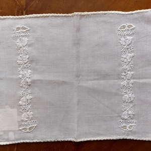 Kis terítő szett úrihímzéssel - otthon & életmód - lakástextil - abrosz, terítő - asztalfutó - Meska.hu