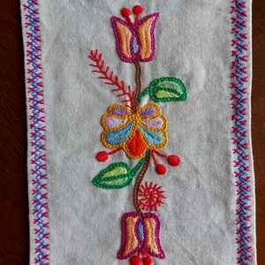   Asztali  kis terítő buzsáki boszorkányos  hímzéssel - otthon & életmód - lakástextil - abrosz, terítő - asztalfutó - Meska.hu