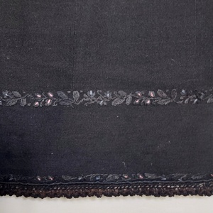 Antik fekete kötény hímzéssel, horgolással - otthon & életmód - konyhafelszerelés, tálalás - konyhai textil - kötény - Meska.hu