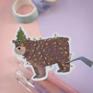 Karácsonyi medvés matrica - Ünnepi, fényfüzérbe gabalyodott maci - Meska.hu