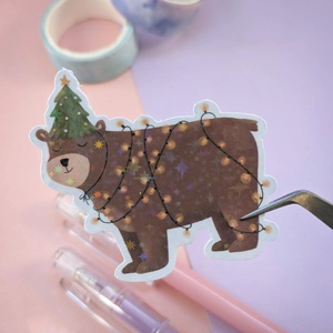 Karácsonyi medvés matrica - Ünnepi, fényfüzérbe gabalyodott maci - otthon & életmód - papír, írószer - matrica, matrica csomag - Meska.hu