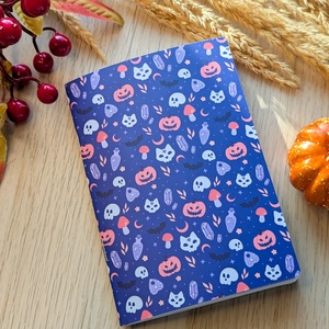 Halloween hangulatú jegyzetfüzet - Ijesztően cuki mintás A6-os méretű füzet, Otthon & Életmód, Papír, írószer, Jegyzetfüzet & Napló, Fotó, grafika, rajz, illusztráció, Ez a kis A6-os jegyzetfüzet egy aranyos, mégis kissé hátborzongató illusztrált mintát kapott a borí..., MESKA