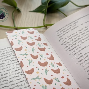Tyúk mintás könyvjelző - Cottagecore ajándék könyvrajongóknak - könyv & zene - könyvjelző - Meska.hu