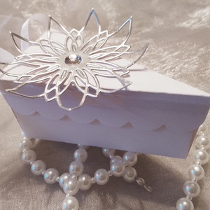 Esküvői meghívó - tortaszelet elegáns ezüst virággal - esküvő - meghívó & kártya - meghívó - Meska.hu