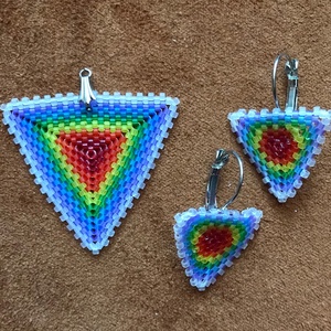 Csakra színű háromszög medál és fülbevaló - ékszer - ékszerszett - Meska.hu