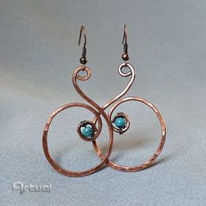 Kézműves kalapált vörösréz karika fülbevaló türkizgyönggyel  - ékszer - fülbevaló - karika fülbevaló - Meska.hu