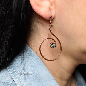 Kézműves kalapált vörösréz karika fülbevaló türkizgyönggyel  - ékszer - fülbevaló - karika fülbevaló - Meska.hu