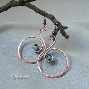 Kézműves kalapált vörösréz karika fülbevaló türkizgyönggyel  - Meska.hu