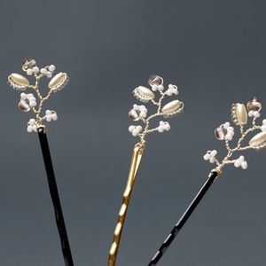 Apró fehér virágos esküvői hajcsat - esküvő - hajdísz - hajtű - Meska.hu