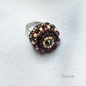 Kézműves állíthatú méretű lila és ezüst gyöngyös gyűrű facetált fekete kővel - Meska.hu