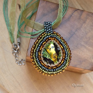 Egyedi pávaszem gyöngyhímzett medál zöld és sárga gyöngyökkel, dichroic üvegkabosonnal, Ékszer, Nyaklánc, Medálos nyaklánc, Ékszerkészítés, Gyöngyfűzés, gyöngyhímzés, MESKA
