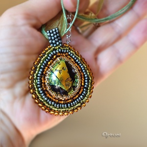 Egyedi pávaszem gyöngyhímzett medál zöld és sárga gyöngyökkel, dichroic üvegkabosonnal - ékszer - nyaklánc - medálos nyaklánc - Meska.hu