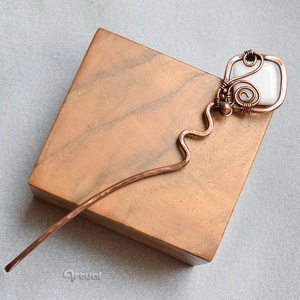 Kézműves réz hajtű fehér színű kocka gyönggyel - ruha & divat - hajdísz & hajcsat - hajcsat & hajtű - Meska.hu