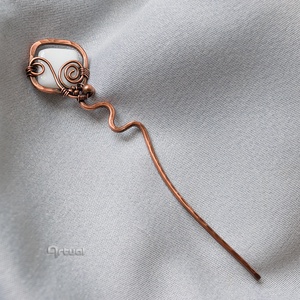 Kézműves réz hajtű fehér színű kocka gyönggyel - ruha & divat - hajdísz & hajcsat - hajcsat & hajtű - Meska.hu