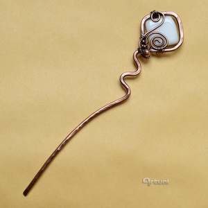 Kézműves réz hajtű fehér színű kocka gyönggyel - ruha & divat - hajdísz & hajcsat - hajcsat & hajtű - Meska.hu