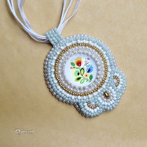 Egyedi hímzett medál fehér, arany kásagyöngyökkel és virágos üvegkabosonnal - ékszer - nyaklánc - medálos nyaklánc - Meska.hu