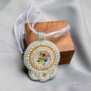 Egyedi hímzett medál fehér, arany kásagyöngyökkel és virágos üvegkabosonnal, Ékszer, Nyaklánc, Medálos nyaklánc, Ékszerkészítés, Gyöngyfűzés, gyöngyhímzés, MESKA