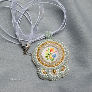 Egyedi hímzett medál fehér, arany kásagyöngyökkel és virágos üvegkabosonnal - ékszer - nyaklánc - medálos nyaklánc - Meska.hu