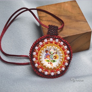 Egyedi gyöngyhímzett medál színes kásagyöngyökkel és magyaros virágmintás üvegkabosonnal - Meska.hu