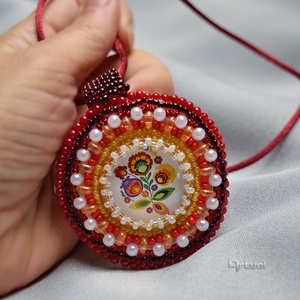 Egyedi gyöngyhímzett medál színes kásagyöngyökkel és magyaros virágmintás üvegkabosonnal - ékszer - nyaklánc - medálos nyaklánc - Meska.hu