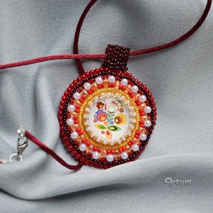 Egyedi gyöngyhímzett medál színes kásagyöngyökkel és magyaros virágmintás üvegkabosonnal - ékszer - nyaklánc - medálos nyaklánc - Meska.hu