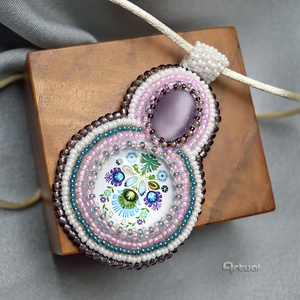 Egyedi hímzett medál színes kásagyöngyökkel, macskaszem és virágos üvegkabosonnal - ékszer - nyaklánc - medálos nyaklánc - Meska.hu