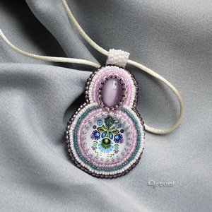 Egyedi hímzett medál színes kásagyöngyökkel, macskaszem és virágos üvegkabosonnal - Meska.hu