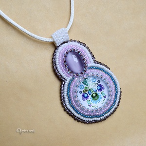 Egyedi hímzett medál színes kásagyöngyökkel, macskaszem és virágos üvegkabosonnal - ékszer - nyaklánc - medálos nyaklánc - Meska.hu
