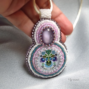 Egyedi hímzett medál színes kásagyöngyökkel, macskaszem és virágos üvegkabosonnal - ékszer - nyaklánc - medálos nyaklánc - Meska.hu