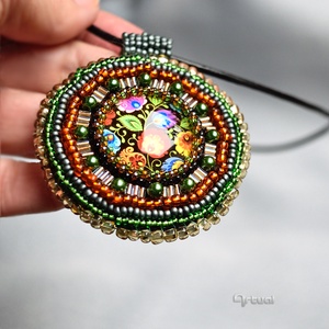 Egyedi hímzett medál zöld kásagyöngyökkel és virágos üvegkabosonnal - ékszer - nyaklánc - medálos nyaklánc - Meska.hu