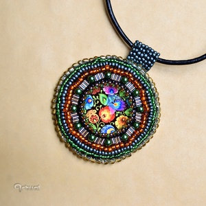 Egyedi hímzett medál zöld kásagyöngyökkel és virágos üvegkabosonnal - ékszer - nyaklánc - medálos nyaklánc - Meska.hu