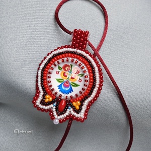 Kézműves hímzett magyaros tulipán medál piros kásagyöngyökkel, korall és virágos üvegkabosonnal, Ékszer, Nyaklánc, Medálos nyaklánc, Ékszerkészítés, Gyöngyfűzés, gyöngyhímzés, MESKA