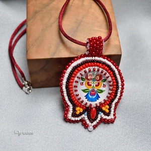 Kézműves hímzett magyaros tulipán medál piros kásagyöngyökkel, korall és virágos üvegkabosonnal - ékszer - nyaklánc - medálos nyaklánc - Meska.hu