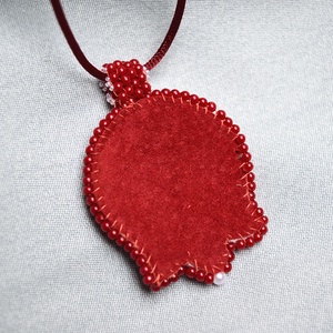 Kézműves hímzett magyaros tulipán medál piros kásagyöngyökkel, korall és virágos üvegkabosonnal - ékszer - nyaklánc - medálos nyaklánc - Meska.hu