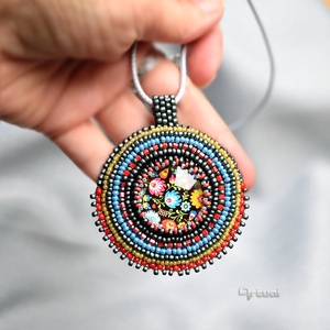 Kézműves hímzett medál színes kásagyöngyökkel és virágos üvegkabosonnal - Meska.hu