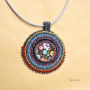 Kézműves hímzett medál színes kásagyöngyökkel és virágos üvegkabosonnal - ékszer - nyaklánc - medálos nyaklánc - Meska.hu