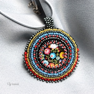 Kézműves hímzett medál színes kásagyöngyökkel és virágos üvegkabosonnal - ékszer - nyaklánc - medálos nyaklánc - Meska.hu