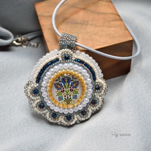 Kézműves hímzett medál fehér, kék, sárga gyöngyökkel és virágos üvegkabosonnal - Meska.hu