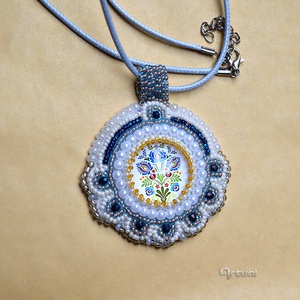 Kézműves hímzett medál fehér, kék, sárga gyöngyökkel és virágos üvegkabosonnal - ékszer - nyaklánc - medálos nyaklánc - Meska.hu
