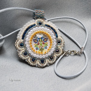 Kézműves hímzett medál fehér, kék, sárga gyöngyökkel és virágos üvegkabosonnal - ékszer - nyaklánc - medálos nyaklánc - Meska.hu