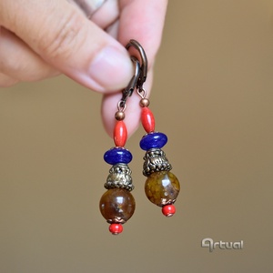 Kézműves egyedi fülbevaló korall, achát és lapis lazuli gyöngyökkel, Ékszer, Fülbevaló, Lógó fülbevaló, Ékszerkészítés, Fémmegmunkálás, MESKA