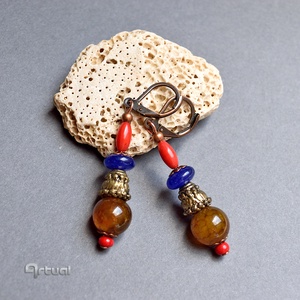 Kézműves egyedi fülbevaló korall, achát és lapis lazuli gyöngyökkel - ékszer - fülbevaló - lógó fülbevaló - Meska.hu