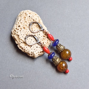 Kézműves egyedi fülbevaló korall, achát és lapis lazuli gyöngyökkel - ékszer - fülbevaló - lógó fülbevaló - Meska.hu
