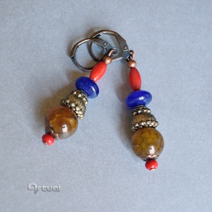 Kézműves egyedi fülbevaló korall, achát és lapis lazuli gyöngyökkel - ékszer - fülbevaló - lógó fülbevaló - Meska.hu