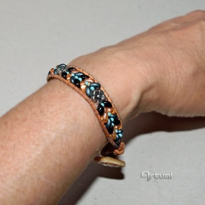 Barna bőr karkötő színes gyöngyökkel és fém virágokkal - ékszer - karkötő - gyöngyös karkötő - Meska.hu