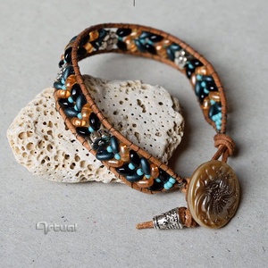 Barna bőr karkötő színes gyöngyökkel és fém virágokkal - Meska.hu