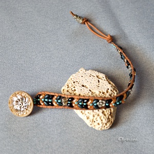 Barna bőr karkötő színes gyöngyökkel és fém virágokkal - ékszer - karkötő - gyöngyös karkötő - Meska.hu