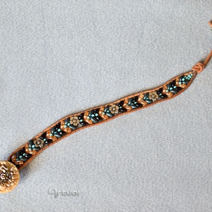 Barna bőr karkötő színes gyöngyökkel és fém virágokkal - ékszer - karkötő - gyöngyös karkötő - Meska.hu